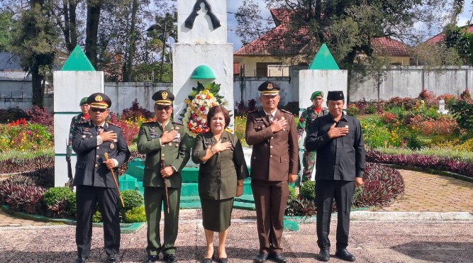  Kapolres Tanah Karo Hadiri Ziarah Hut TNI Ke-79 di TMP Kabanjahe