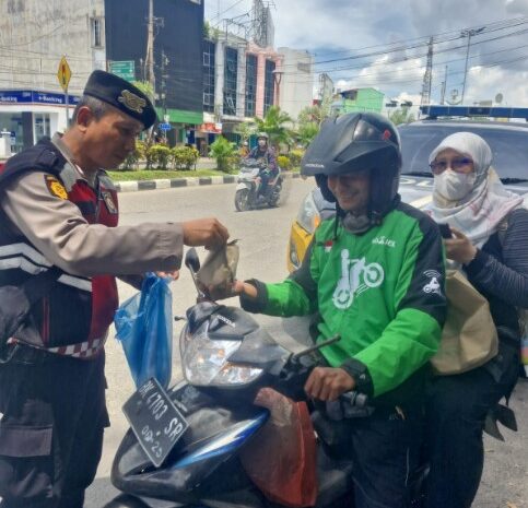  Sat Samapta Polres Binjai Berbagi Rezeki Ke Masyarakat