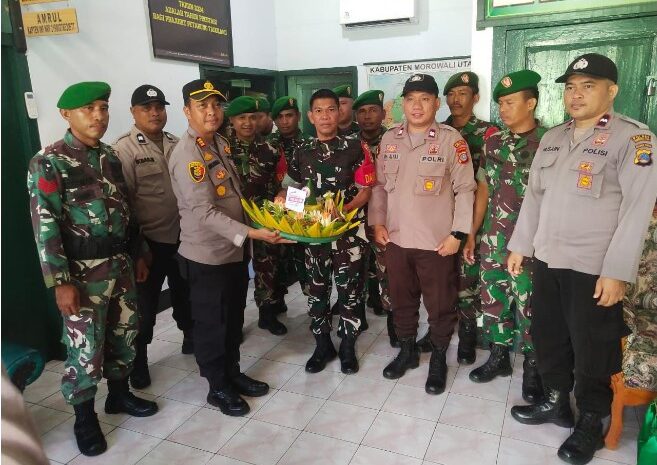  Pererat Sinergi TNI-Polri, Kapolsek Petasia Berikan Nasi Tumpeng di Hut TNI Ke-79 di Koramil 1311-03/Petasia