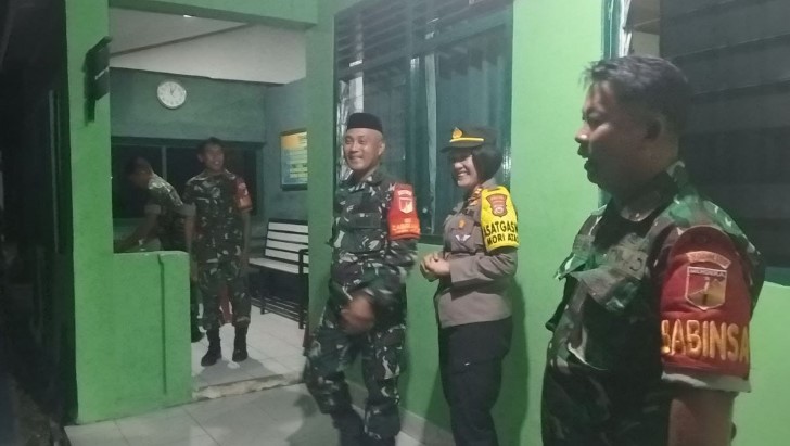  Polsek Mori Atas Bawa Kue Ultah Ke  Koramil 1311-05/Mori Atas di Hut TNI Ke-79