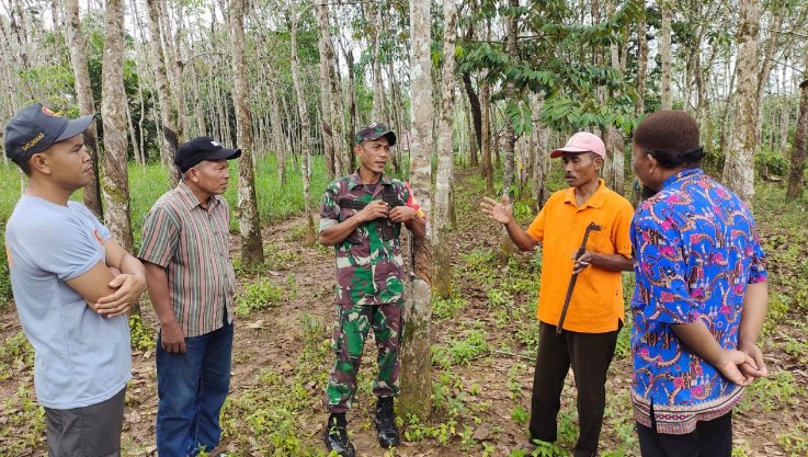  Babinsa Koramil 1311-04/Lembo Laksanakan Komsos Dengan Perangkat Desa dan Petani Karet Desa Lembo Baru