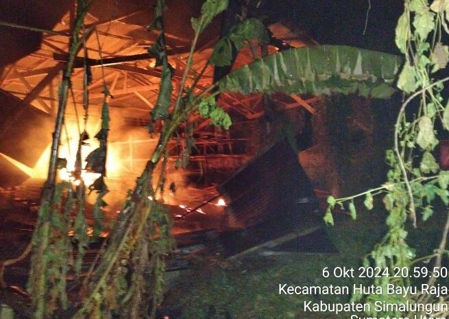  Polsek Tanah Jawa Respons Cepat Tangani Kebakaran Gudang di Simalungun