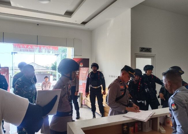  Kodim 1311/ Morowali Bersama Polres dan Brimob Laksanakan Pengamanan di KPU Morowali