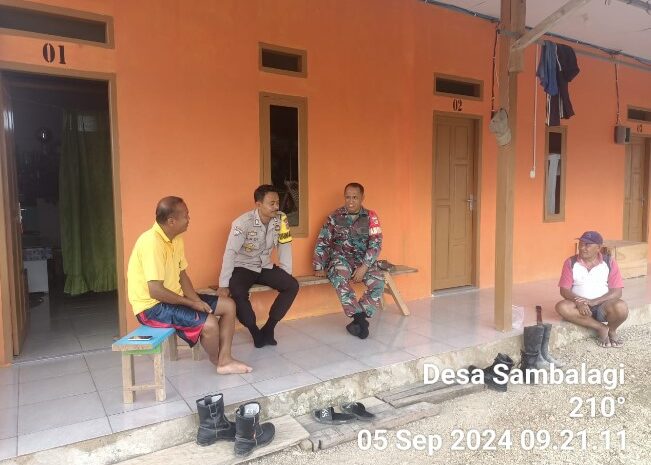  Babinsa Koramil 1311-02/BS Bersama Babinkamtibmas Laksanakan Komsos di Desa Sambalagi