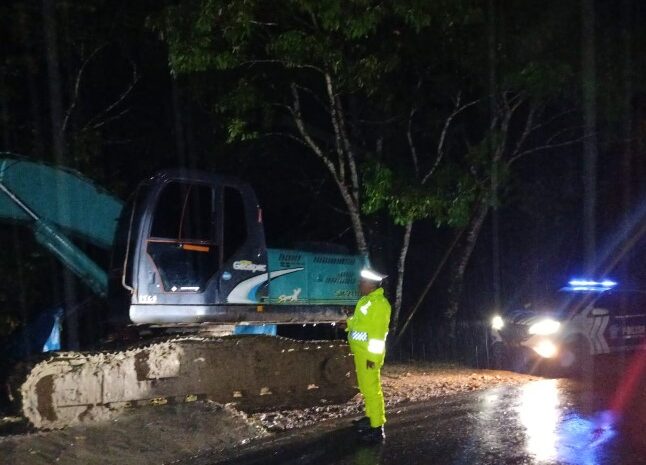  Polisi dan BPBD Gatur Lalin di Lokasi Banjir Longsor dan Hujan