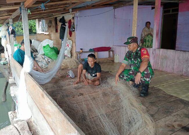  Babinsa Koramil 1311-03/Petasia Jalin Silaturahmi Dengan Kelompok Nelayan di Kelurahan Bahoue