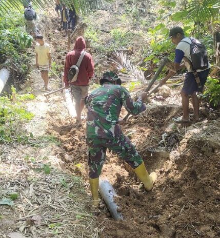  Babinsa Koramil 1311-05/Mori Atas Laksanakan Kerja Bakti Bersama Warga Timbun Pipa Air PAM di Desa Wawondula