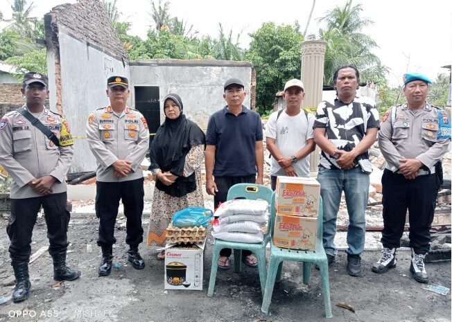  Polres Sergai Berikan Bantuan Kepada Korban Kebakaran di Dusun Bhakti