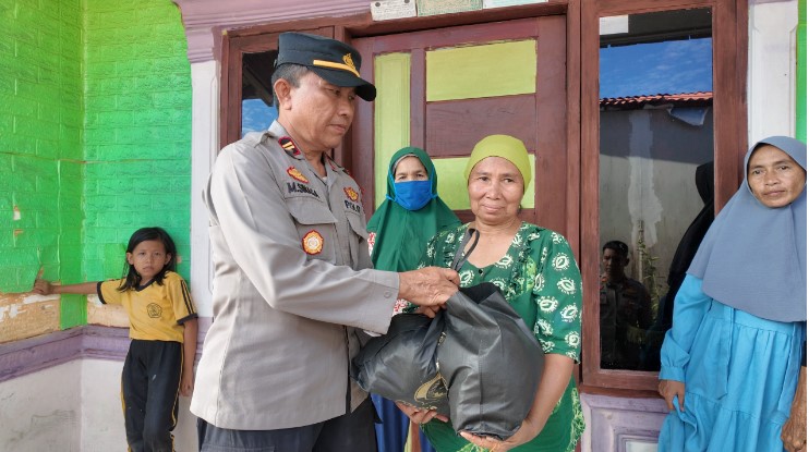  Peduli Dengan Warganya, Polres Sibolga Berikan Bansos