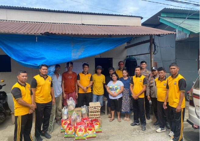  Polsek Bahodopi Berikan Bantuan Sembako Kepada Warga Korban Kebakaran di Desa Bahomakmur