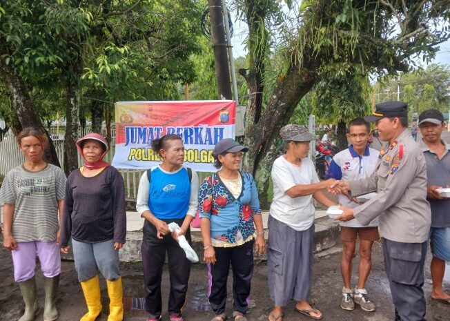  Jumat Berkah, Polres Sibolga Bagi Nasi Kepada Warga