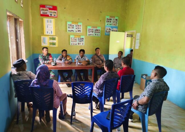  Babinsa Koramil 1311-02/BS Bersama Babinkamtibmas Hadiri Rapat Koordinasi di Kantor Desa Labota