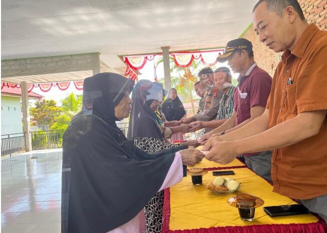  Babinsa Koramil 1311-06/Bungku Utara Dampingi Penyaluran BLT Tahap IV di Desa Baturube