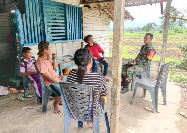  Babinsa Koramil 1311-03/Petasia Laksanakan Komsos Dengan Warga Desa Koya