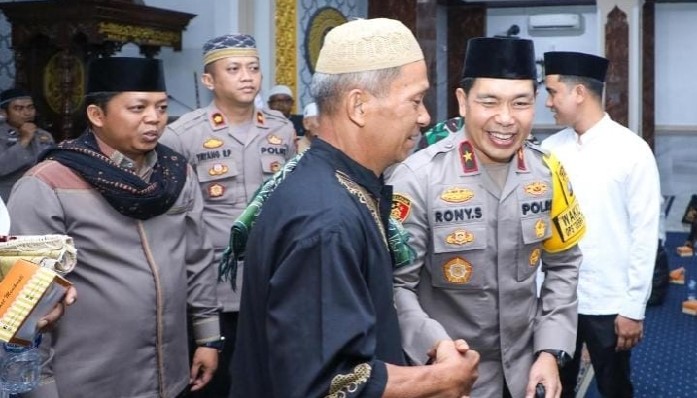  Kapolsek Medan Baru Dampingi Wakapolda Sumut Sholat Subuh di Masjid AL Khairiyah