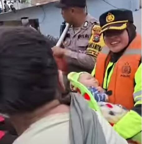  Kapolsek Medan Kota Selamatkan Bayi dan Ibunya Terdampak Banjir