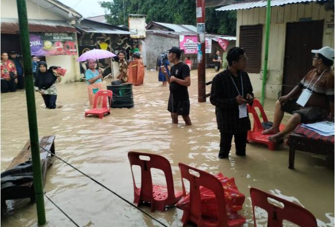  3 TPS Medan Barat Banjir, Polisi Bersama Forkopimcam Lakukan Evakuasi