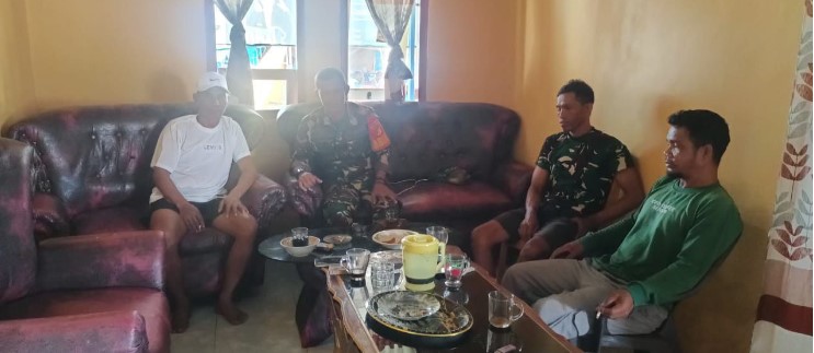  Babinsa Koramil 1311-07/Menui Kepulauan Gelar Kegiatan Monitoring Wilayah dan Sosialisasi Netralitas TNI Pada Pilkada 2024 di Desa Tanona