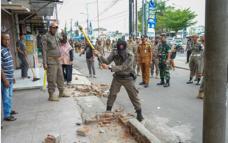  Menyalahi Aturan, Sejumlah Ruko Tempat Usaha di Kecamatan Medan Petisah Ditertibkan