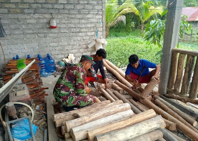  Babinsa Kodim 1311/Morowali Jalin Kemanunggalan TNI Dengan Masyarakat Desa Tirowangan