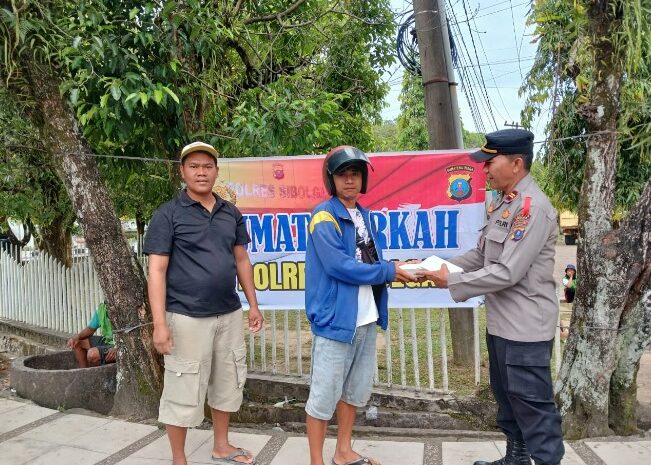  Polres Sibolga Laksanakan Jumat Berkah, Berbagi Sarapan Pagi Dengan Warga