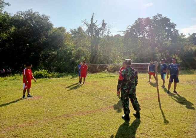  Babinsa Koramil 1311-04/Lembo Kawal Pengamanan Pertandingan Voli dan Takraw Hut Persekutuan Bapak Ke-57 Kabupaten Morowali Utara