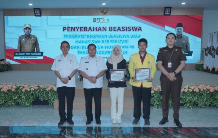  Pjs Bupati Asahan Pimpin Langsung Penyerahan Beasiswa Bagi Mahasiswa Berprestasi dari Keluarga Tidak Mampu