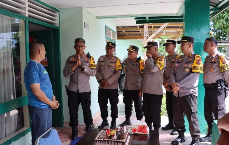  Sinergitas TNI Polri, Kapolres Dairi Beri Kejutan Kepada Dandim 0206 Dairi yang Sedang Berulang Tahun