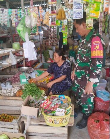  Babinsa Koramil 1311-01/Bungku Tengah Laksanakan Pengecekan Harga Sembako di Pasar Desa Tondo