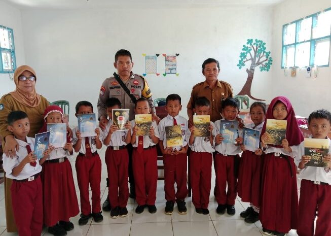  Bhabinkamtibmas Polsubsektor Menui Berikan Motivasi dan Dukungan Belajar Untuk Siswa SD Negeri Matarape