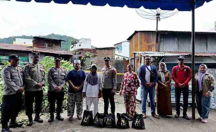  Polres Sibolga Berikan Bantuan Sosial Kepada Warga Korban Kebakaran