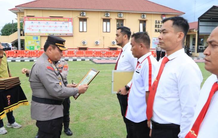  Polres Labuhanbatu Berikan Kado Natal dan Apel Kesiapan Pengamanan Malam Natal 2024