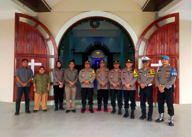  Wakapolres Pakpak Bharat Bersama PJU Monitor dan Pastikan Pelaksanaan Ibadah Umat Kristiani di Hari Natal Berjalan Aman