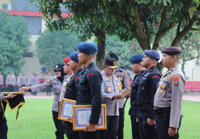  Empat Personel Brimob Terima Penghargaan dari Kapolda Sumut