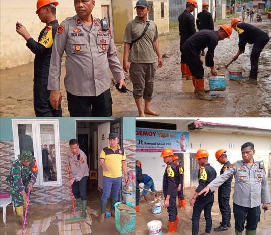  Bersama Tiga Pilar, Kapolsek Patumbak Laksanakan Pembersihan Lumpur Rumah Warga