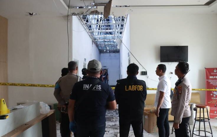  Tim Labfor dan Tim Identifikasi Lakukan Olah TKP Kebakaran Kantor KPUD Morowali