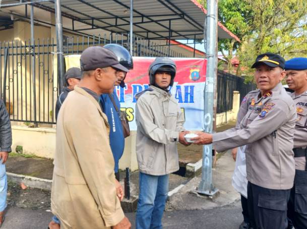  Personil Polres Sibolga Laksanakan Jumat Berkah, Bagi Nasi Kepada Warga