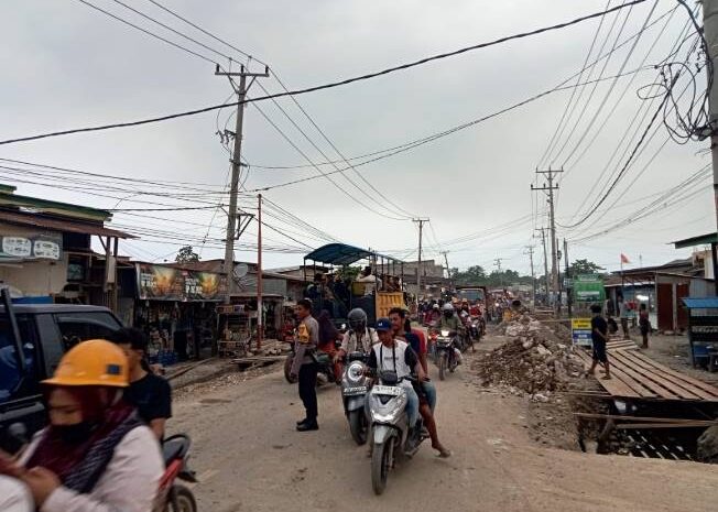  Kemacetan Akibat Pekerjaan Drainase, Polsek Bahodopi Lakukan Pengaturan Lalulintas