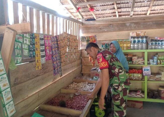  Babinsa Koramil 1311-02/BS Laksanakan Pengecekan Harga Sembako Jelang Nataru di Desa Bakala