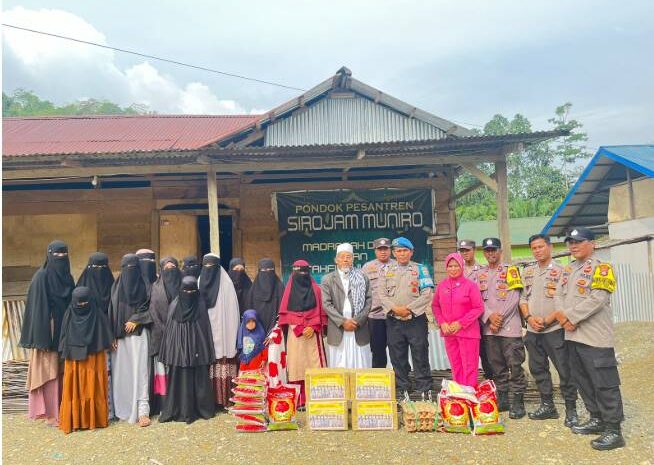  Polsek Bungku Selatan Gelar Kegiatan Jumat Berkah di Pondok Pesantren Sirojam Muniro