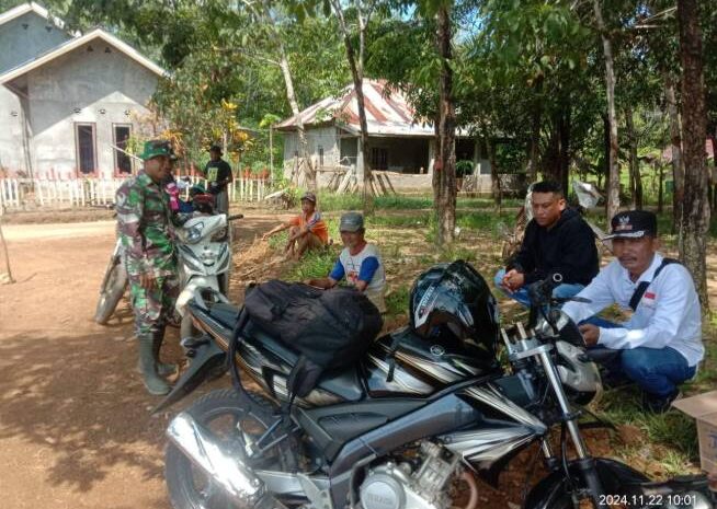  Babinsa Koramil 1311-04/Lembo Dampingi Kerja Bakti Pengukuran Lapangan Sepak Bolai Desa Bintangor Mukti