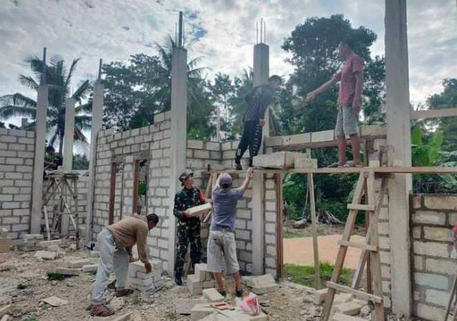  Praka Jusman Babinsa Koramil 1311-07/Menui Kepulauan Bantu Warga Bangun Rumah, Jaga Kemanunggalan TNI dan Rakyat