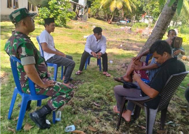  Babinsa Kodim 1311/Morowali Desa Tanjung Harapan Lakukan Komsos dengan Pemuda untuk Jaga Keamanan Jelang Tahun Baru