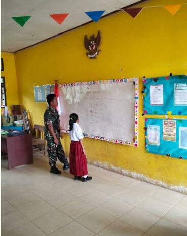  Babinsa Koramil 1311-04/Lembo Laksanakan Kegiatan Mengajar Matematika Metode Gasing di SDN Petumbea