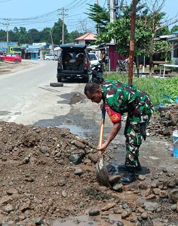  Babinsa Koramil 1311-02/BS Bersama Pemerintah Desa Turun Langsung Perbaiki Jalan Rusak Desa Fatufia