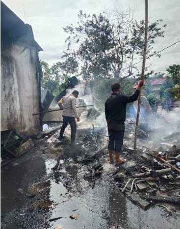  Polres Simalungun Bantu Evakuasi Korban Kebakaran Rumah di Sidamanik, Diduga Korsleting Listrik