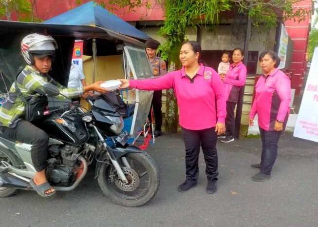  Jumat Berkah, Polres Sibolga Bagikan Nasi Kepada Warga