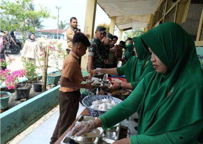  Bersinergi TNI-Polri, Penyerahan 143 Paket Makanan Bergizi di SDN 107450 Desa Sei Rejo