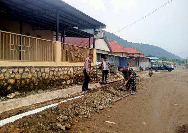  Babinsa Koramil 1311-02/BS Bersama Warga Gotong Royong Pasang Pipa Air Bersih di Desa Sambalagi