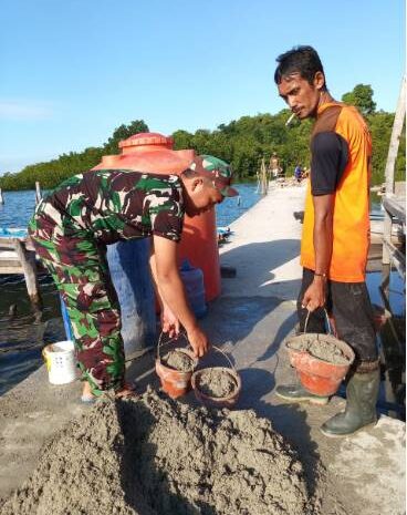  Babinsa Koramil 1311-07/Menui Bersama Warga Desa Lamontoli Kerja Bakti Pembuatan Tanggul Penahan Ombak